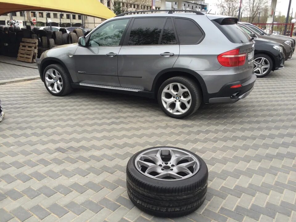 X5 e70 r21. Диски r21 x5 e70. Диски на BMW x5 e70 r19. BMW x5 e70 бронзовые колеса.