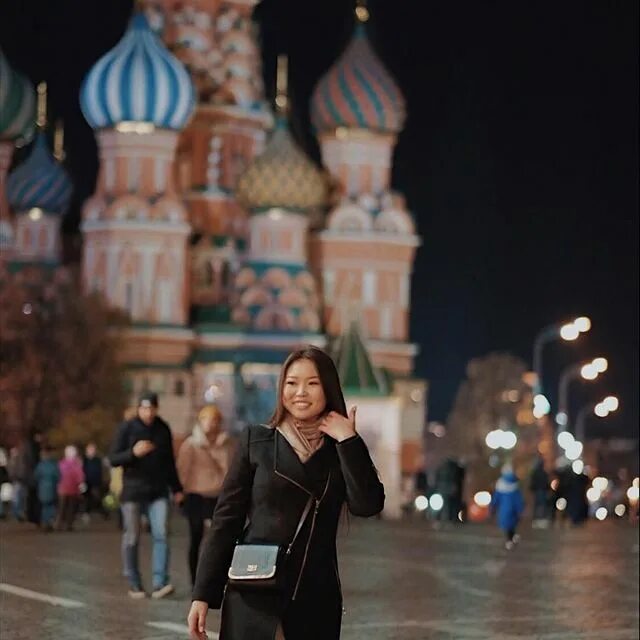 а я иду гуляю по москве. а я иду гуляю по москве. а я иду гуляю по москве. прогулка по москве с девушкой. а я иду шагаю по москве фото.