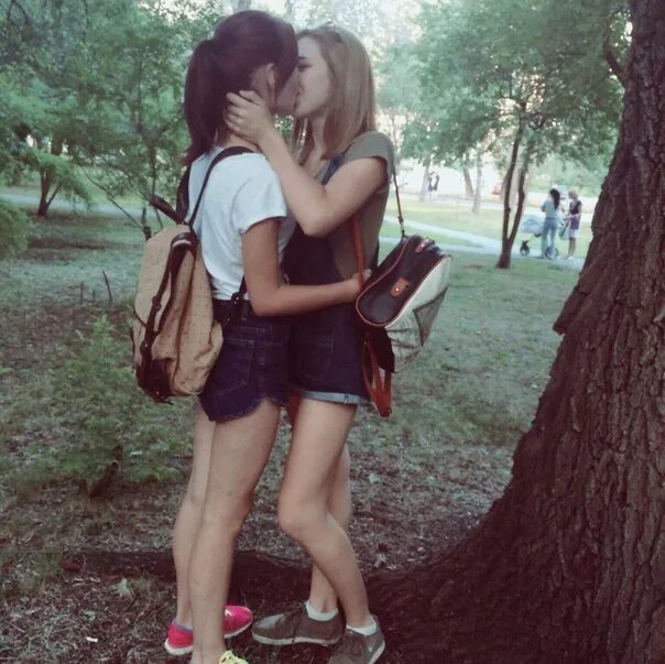 Lesbian 13. Поцелуй девушек в школе. Девчонки 14+. Поцелуй девушек в школе 16. Девушки школьники поцелуй.