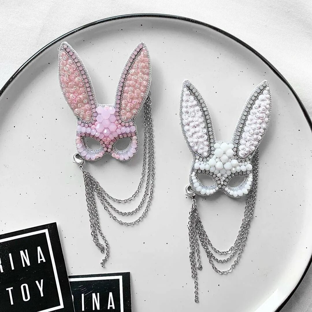 Брошь бисером кошка. Бисер мак ндебеле. Серьги кирпичным плетением. Серьги бисер длинные. Бисерный листик ндебеле.