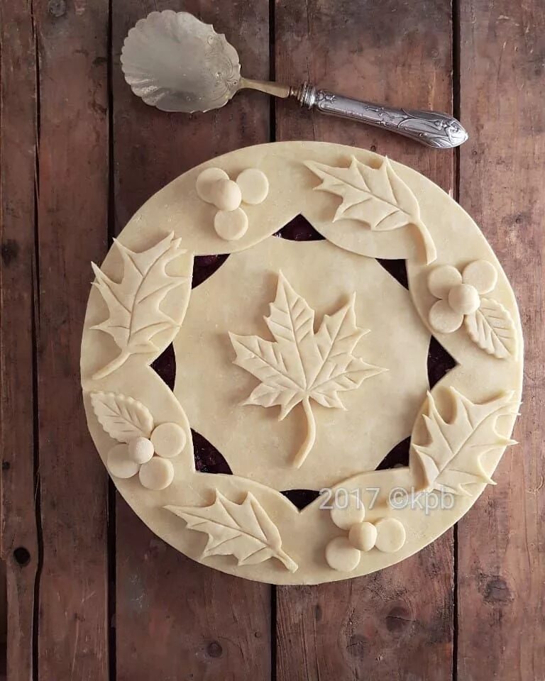 Украшения праздничного пирога. Украшение пирога. Красивый пирог. Украшение дрожжевых пирогов. Красивое украшение пирога.