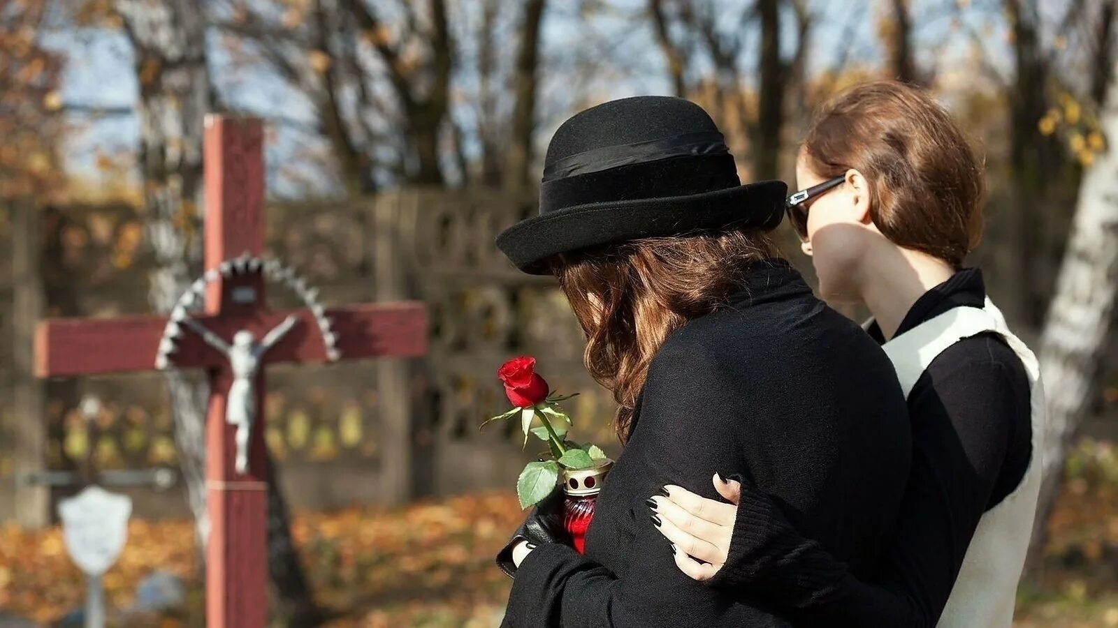 Женщина в трауре на кладбище. Парень и девушка на кладбище. Мужчина и женщина на кладбище. Вдова кладбища