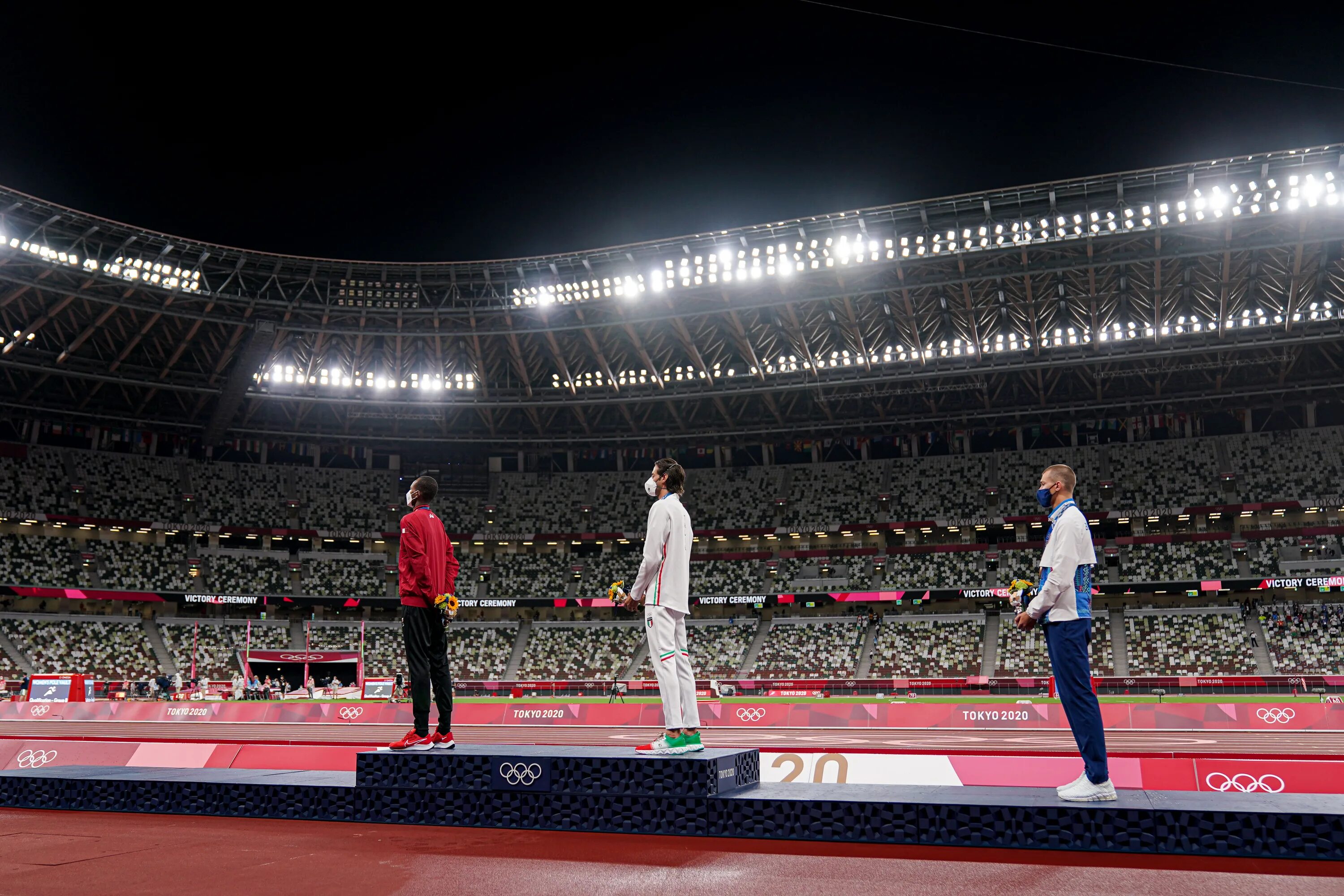 Пьедестал почета на олимпийских играх. Большунов пекин подиум. Олимпиады лондон и сочи свет и тьма. Олимпиада 2022 пьедестал. Олимпиада лондон чертовщина.