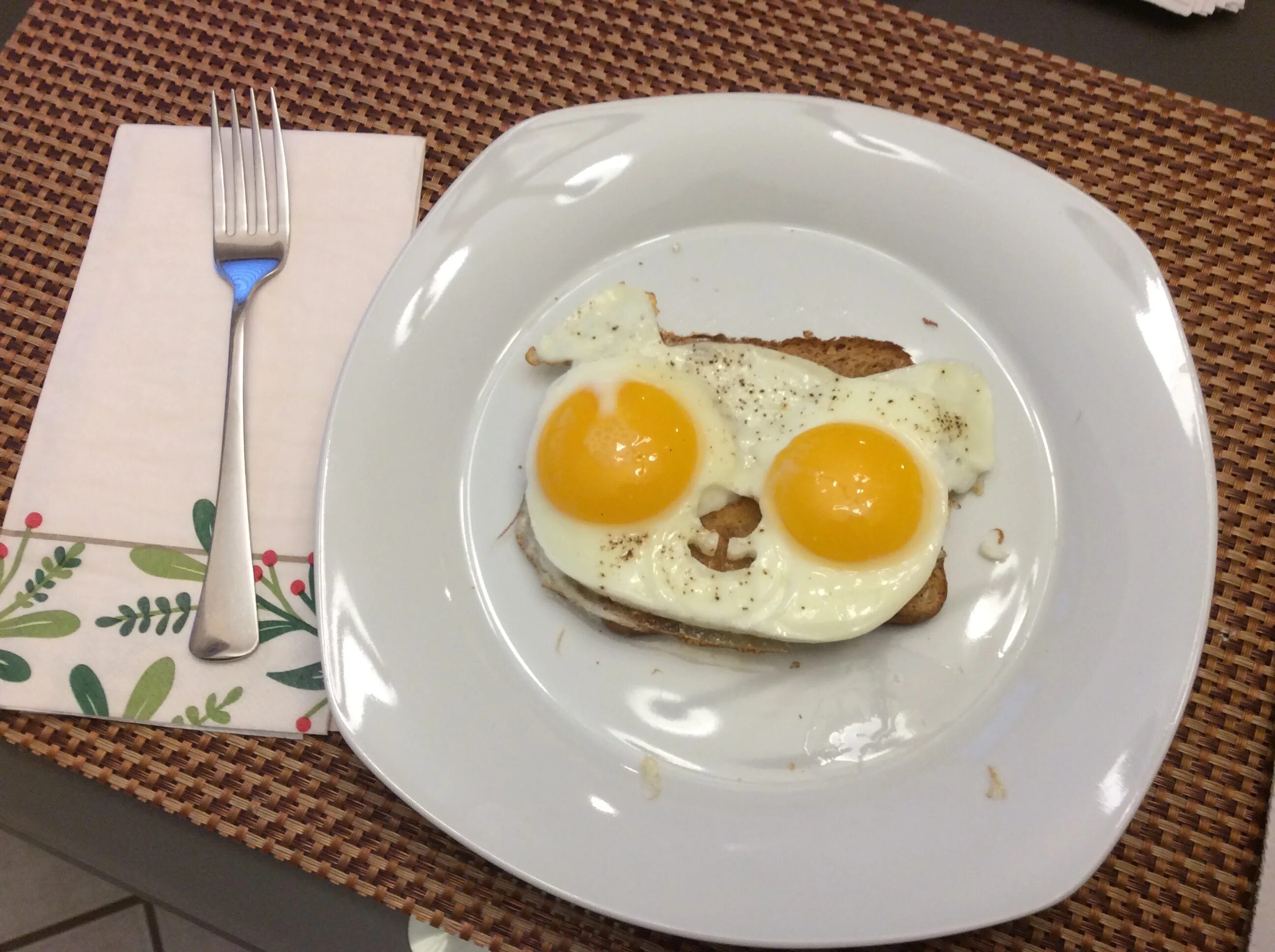 Яичница. Яичница для завтрака. Завтрак с яйцом. Красивая яичница. Готовим глазки