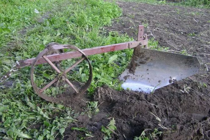 Плуг для вспашки почвы в междурядьях садов. Плуг траншейный. Лебедка с плугами и распашником для вспашки земли. Ручной плуг для огорода.