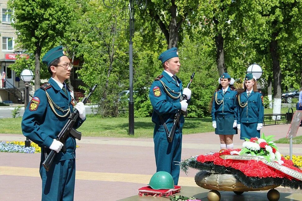 Пост 1 память. Почетный караул Калуга. Пост 1 Калуга. Площадь Победы Калуга Почетный караул. Караул у вечного огня Калуга.