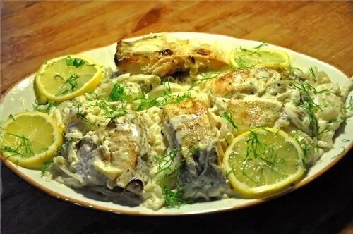 Судак в сливках запеченный в духовке. Судак в духовке в сметане и с луком. Судак в сметанном соусе в духовке. Судак в сметане в духовке. Куриное филе с картофельным пюре.