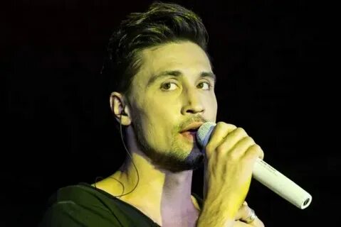 Почему певцы в наушниках
