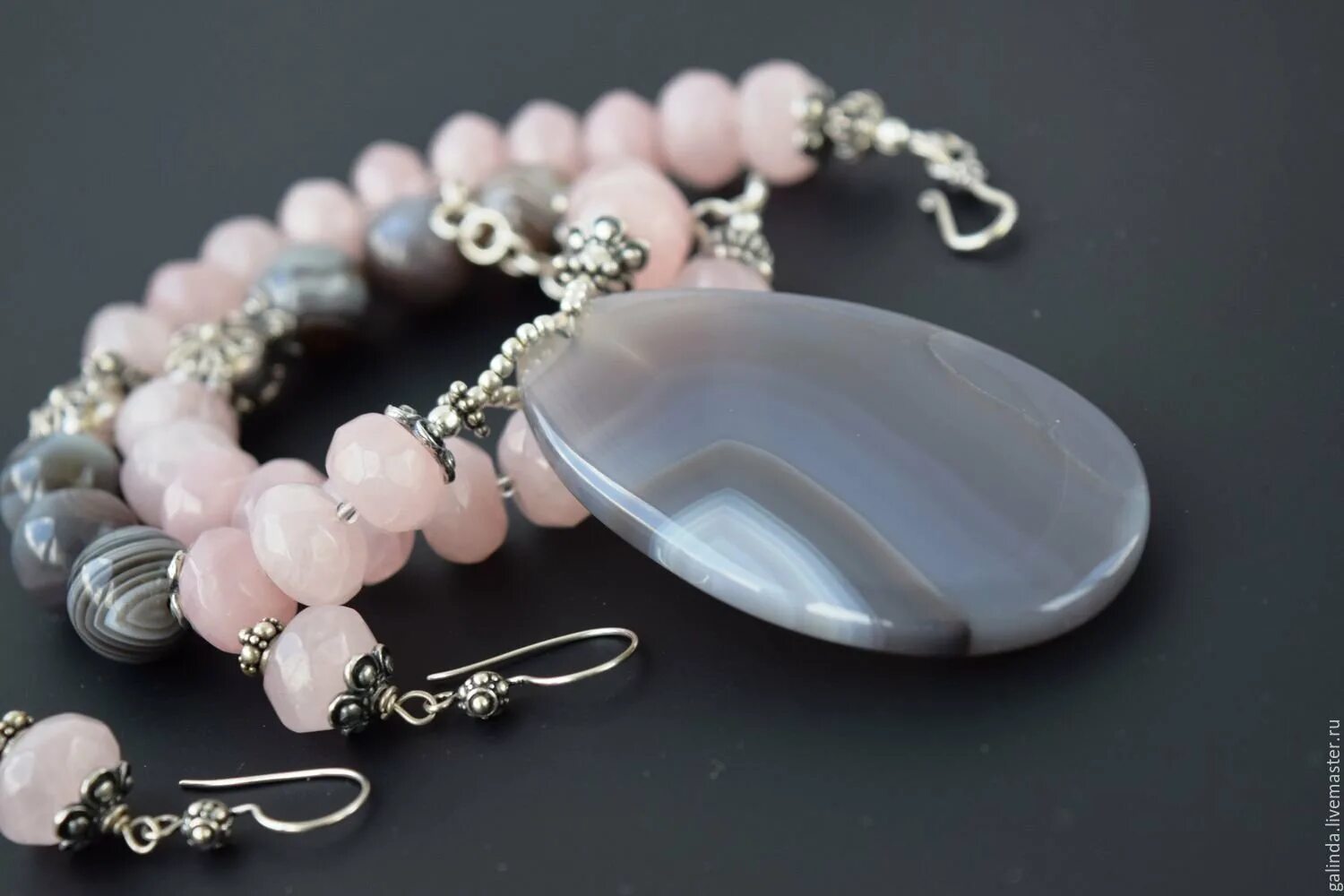 Бусы сотуар розовый кварц. Украшения из розового кварца. Бижутерия с розовым кварцем. Розовый кварц украшения. Колье асгард розовый кварц.