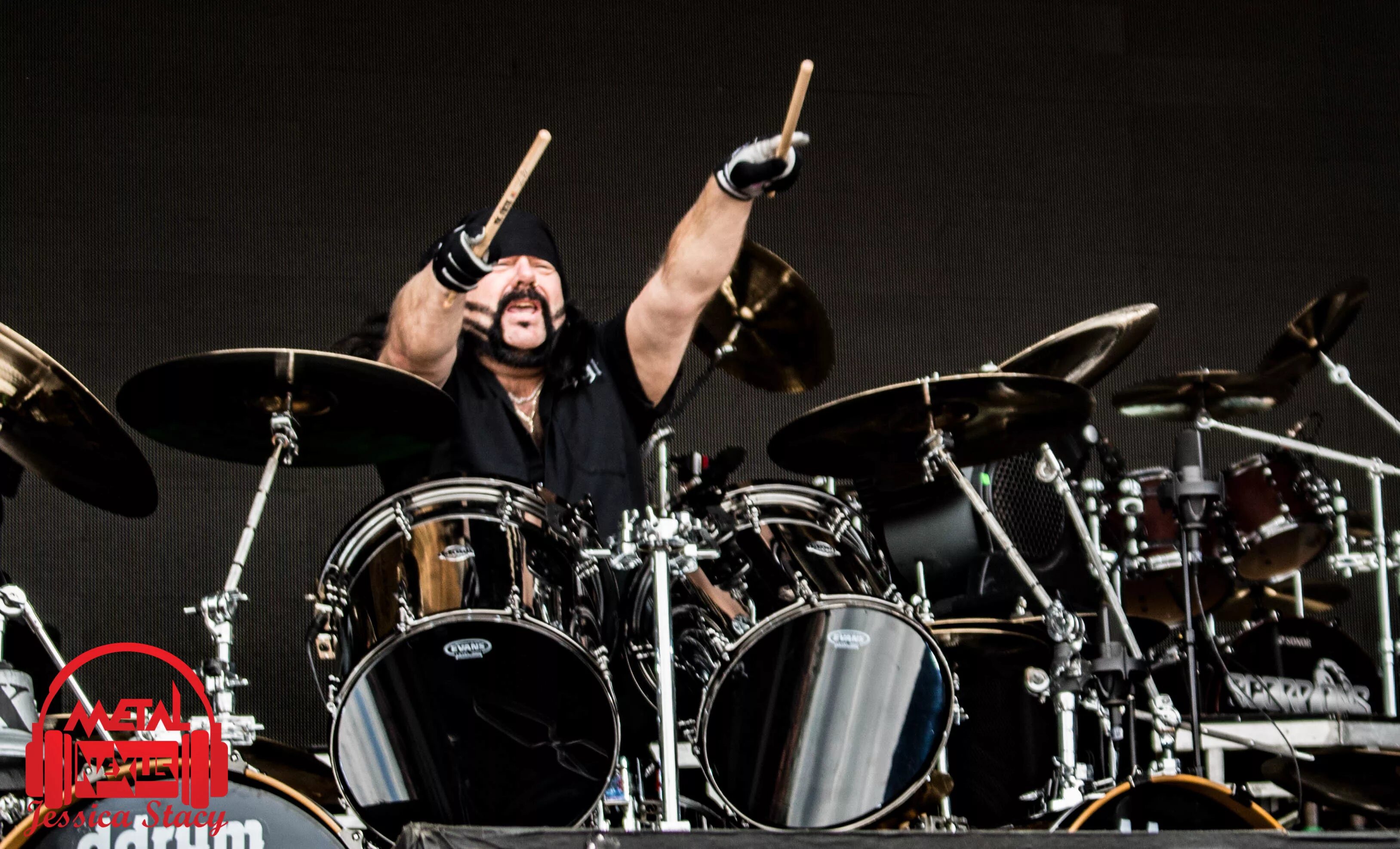 Винни пол барабанщик. Vinnie Paul барабанщик группы Pantera. Руки барабанщика. Винни пол фото.