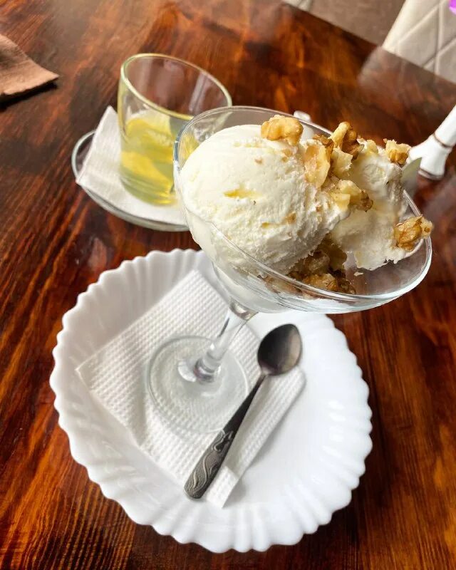 мороженое белые ночи. европейское мороженое. мороженое в руке. шоколадно кокосовый десерт. мороженое ночка.