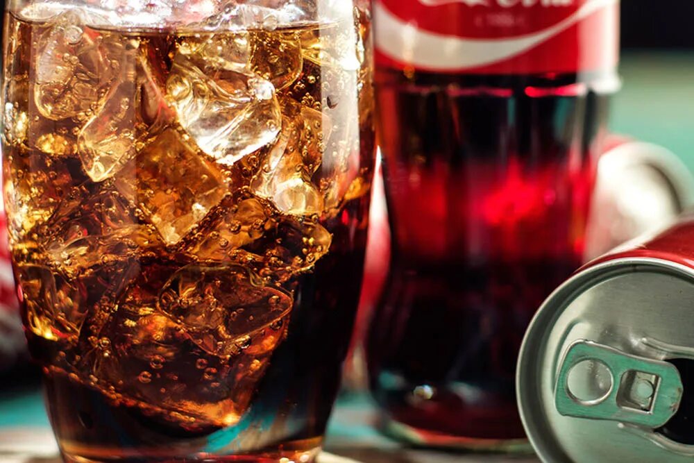 Газировка «Coca-Cola» (1887 г). Газированные напитки Коко кола. Сладкие напитки. Кола в стакане.