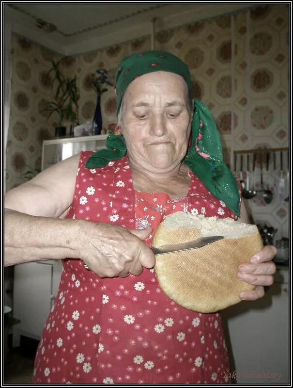 пенсионерка с хлебом. пенсионеры в магазине. бабушка с хлебом. старушка с хлебом. деревенский хлеб из печи.