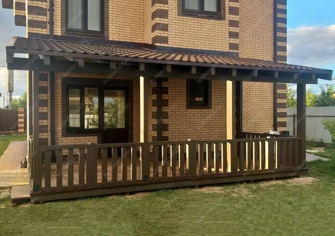 Деревянная терраса к кирпичному дому. Веранда к кирпичному дому. Открытая терраса к кирпичному дому. Терраса к кирпичному дому. Веранда к кирпичному дому.