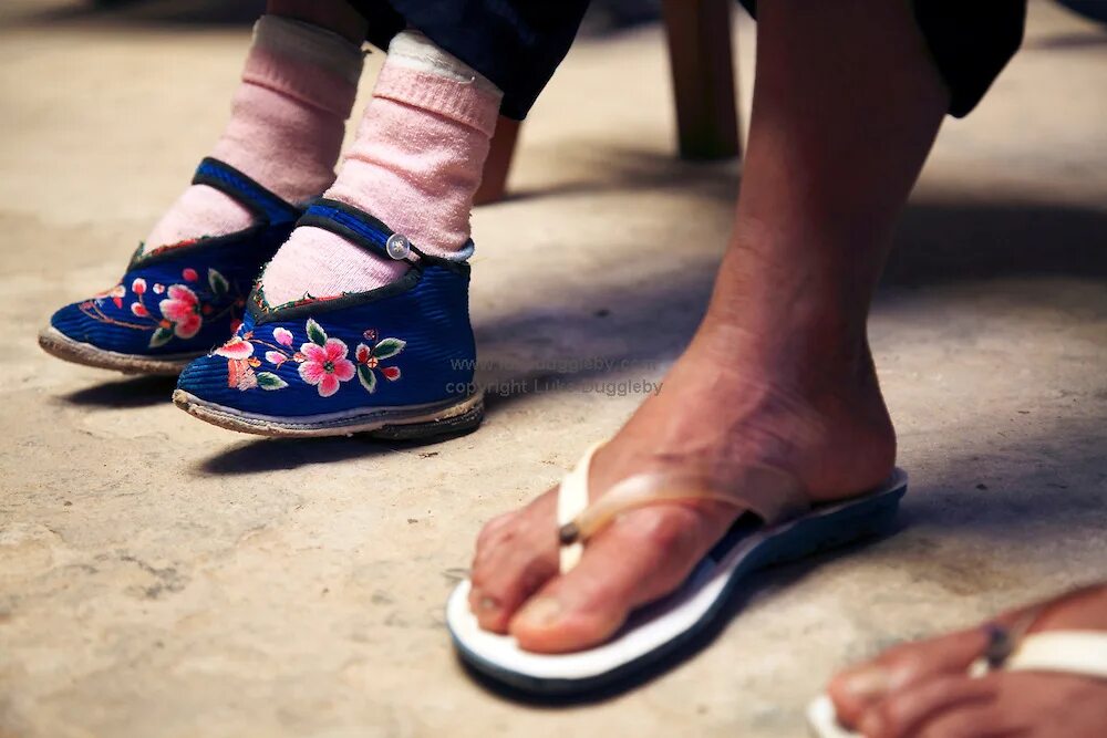 традиция бинтования ног в китае. ноги китайских девушек. китайское бинтование ног лотос. китайские девушки. китайские лотосовые ножки.