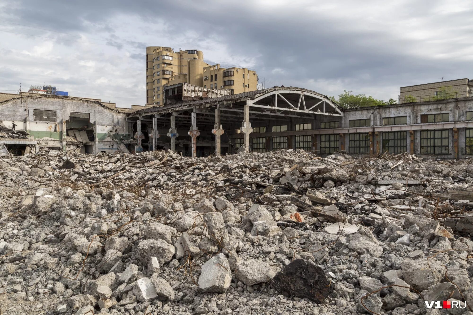 Волгоградский тракторный завод руины. Разрушенный Волгоградский тракторный завод. Развалины тракторного завода Волгоград. Разрушенные заводы Волгограда. Разрушенная промышленность