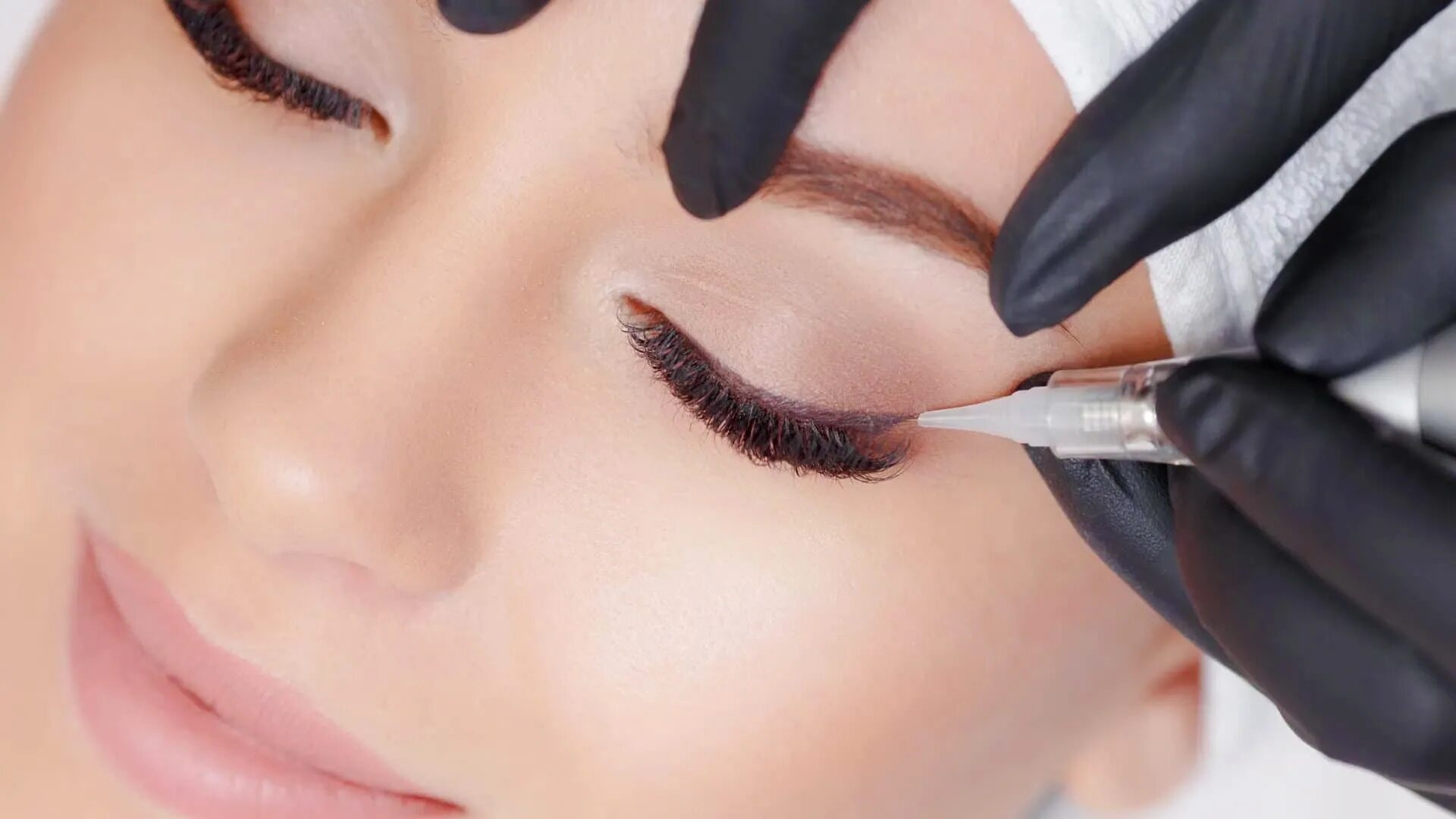 Перментальный макияж стрелок. Перманентный макияж веки. Перманентный макияж глаз. Перманентный макияж бровей и глаз. Перманентный макияж стрелки.