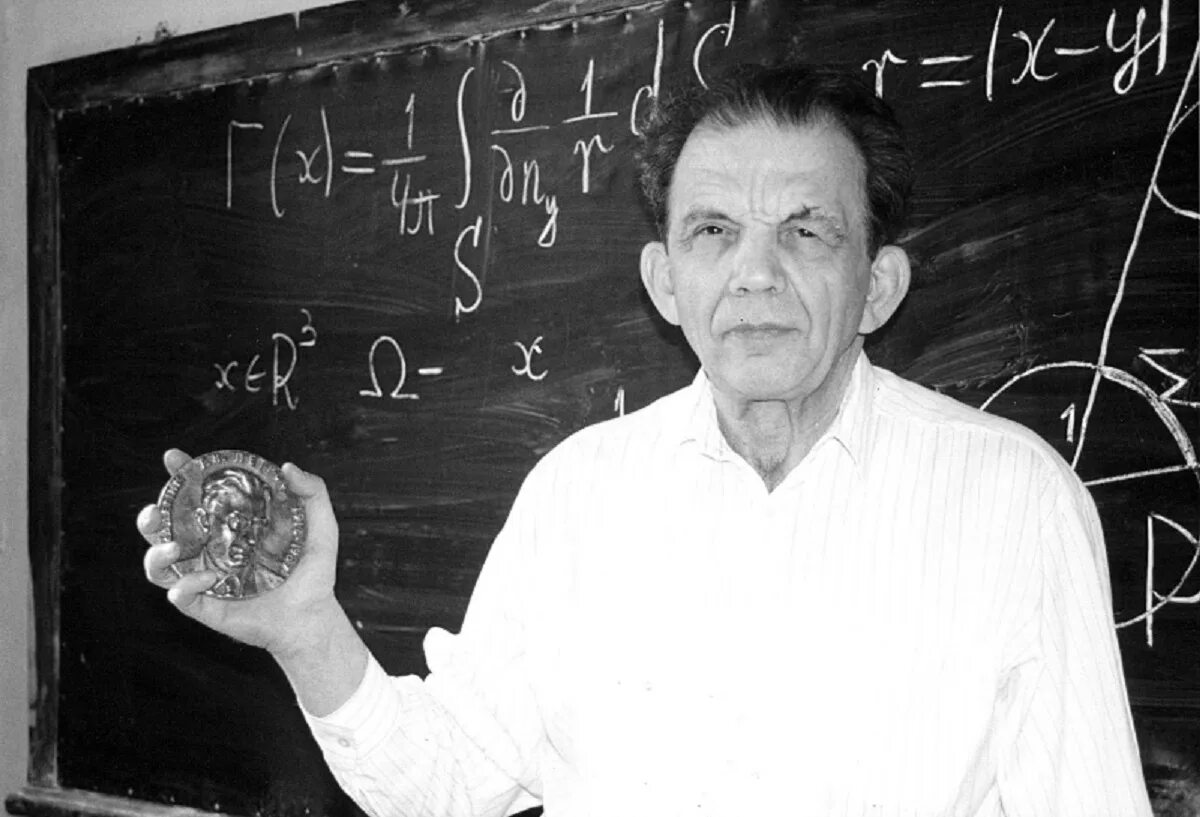 Илья мечников 1908. Ученые по физике архимед. Исаак ньютон великие математики. Мотицкий виктор иосифович. Дифференциальное исчисление ньютон.