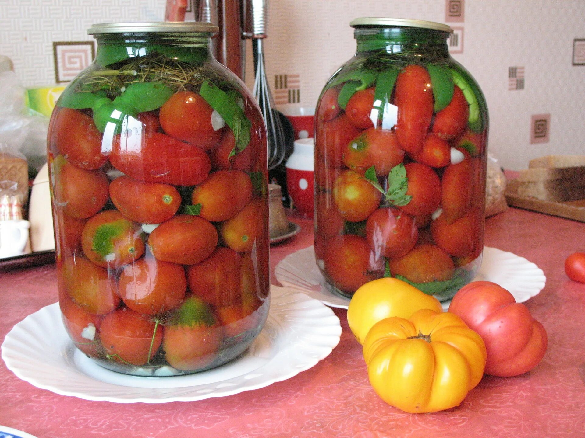 Рецепт помидоров литровые банки фото. Помидоры без уксуса. Томат в банке. Закатанные помидоры. Консервированные помидоры.