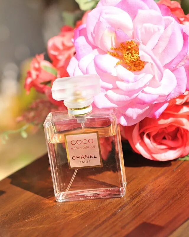 Chanel Parfum Pink. Шанель Роуз духи. Chanel Rose духи. Коко мадмуазель Шанель цветы.