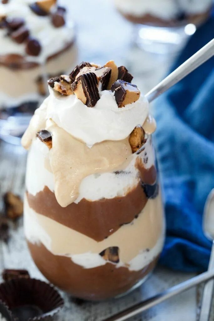 Мороженое sundae. Мороженое сандей kfc. Sunday английский. Десерт с мороженым и печеньем. Sunday надпись.