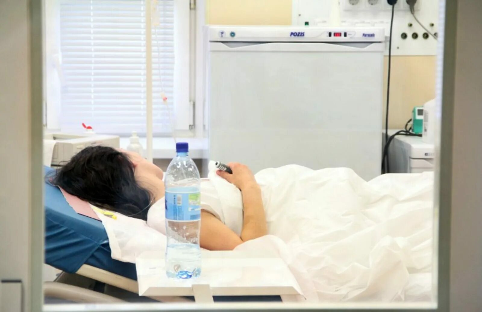 Девушка в палате больницы. Красивая девушка в больнице. Девушка в больничной палате. Девушка лежит на больничной койке. Девушка в больнице лезит.