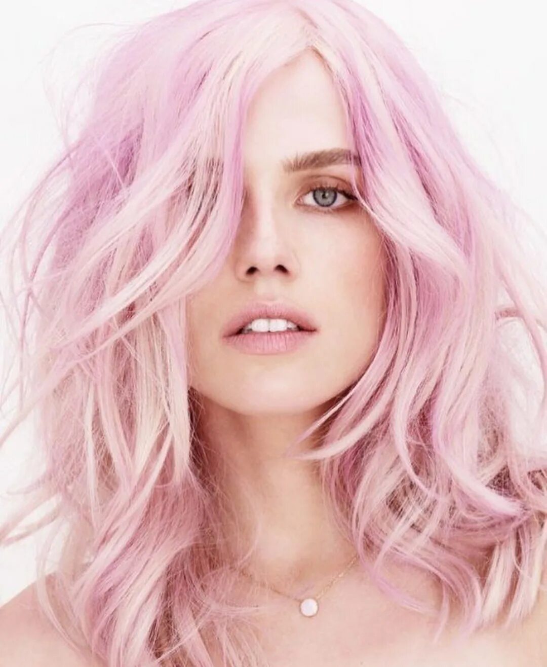 Бледно розовые волосы. Пинк Хеир. Клубничный блонд велла. Роуз блонд. Розовые волосы.
