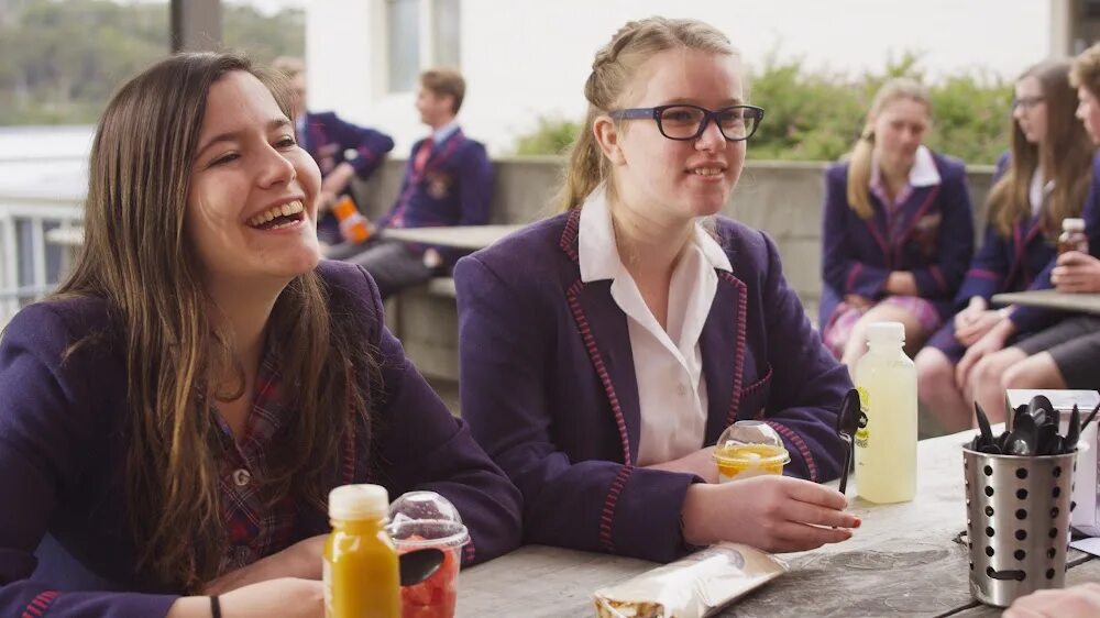 Друзья в школе. Friends School | маленькая Англия. Новые друзья в школе. Друзья школа 13 лет.