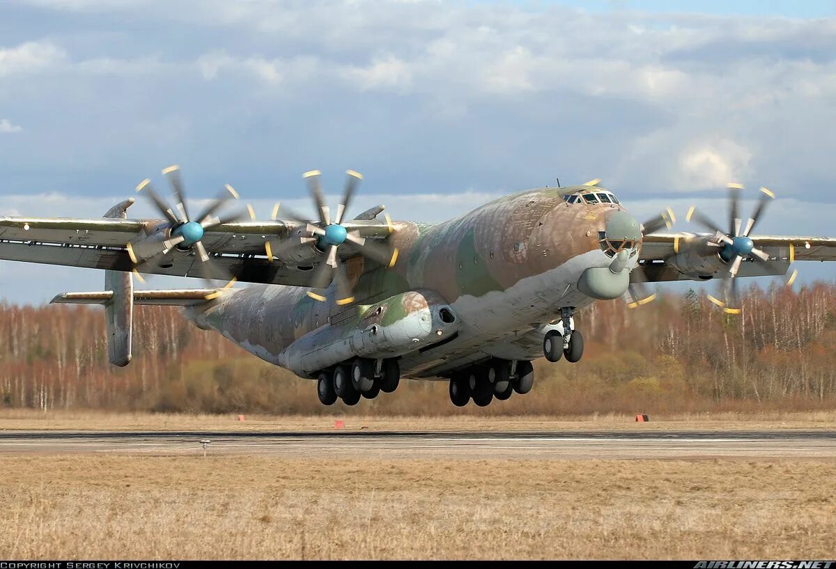 Самолет 4 россии. АН-22 Антей. Самолёт Антей АН-22. Тяжёлый военно-транспортный самолёт АН-22 («Антей»). Транспортный самолет АН 22 Антей.