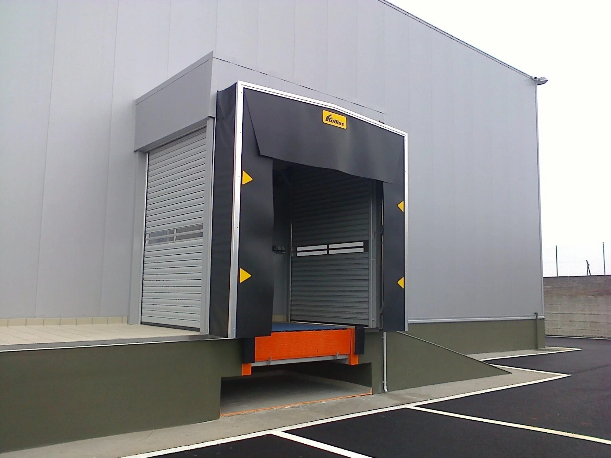 Место погрузки разгрузки. Разгрузка на складе. Шлюз тамбур перегрузочный. Терминально складской комплекс ржд. Доклевеллер докшелтер.