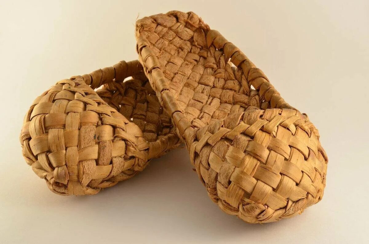 Лапти из лыка. Лапти из лыка. Обувь древних славян лапти. Лапти из лыка. Лапти куприн.