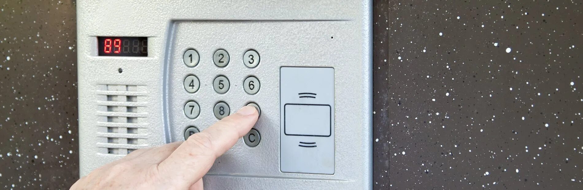 Домофон в подъезд. Табличка домофон. Домофон vizit бвд n100. Домофон узп-200. Не работает вызов домофона.