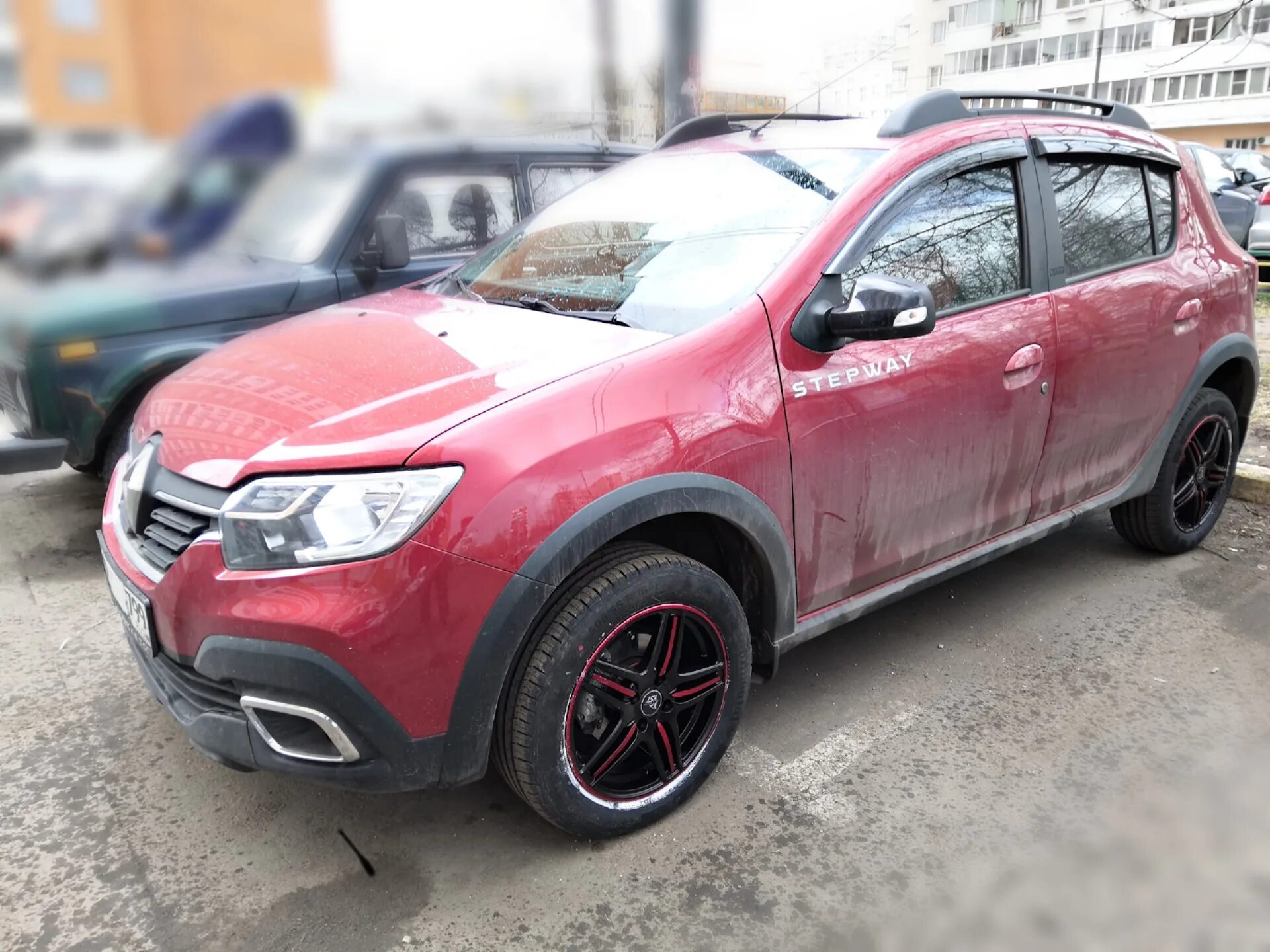 Renault sandero stepway диски. Рено Логан степвей на 17 дисках. Рено степвей на литье. Логан степвей r17. Рено Сандеро степвей на 17 дисках.