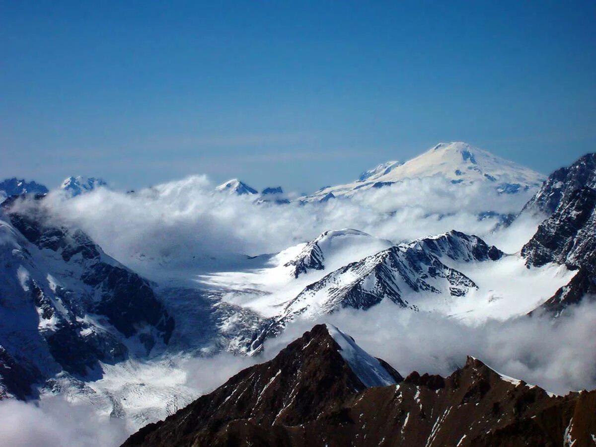 Кавказ самая высокая. Горы Кавказа Эльбрус. Гора Эльбрус Кабардино-Балкария. Самая высокая гора Кавказа Эльбрус. Гора Эльбрус фото.