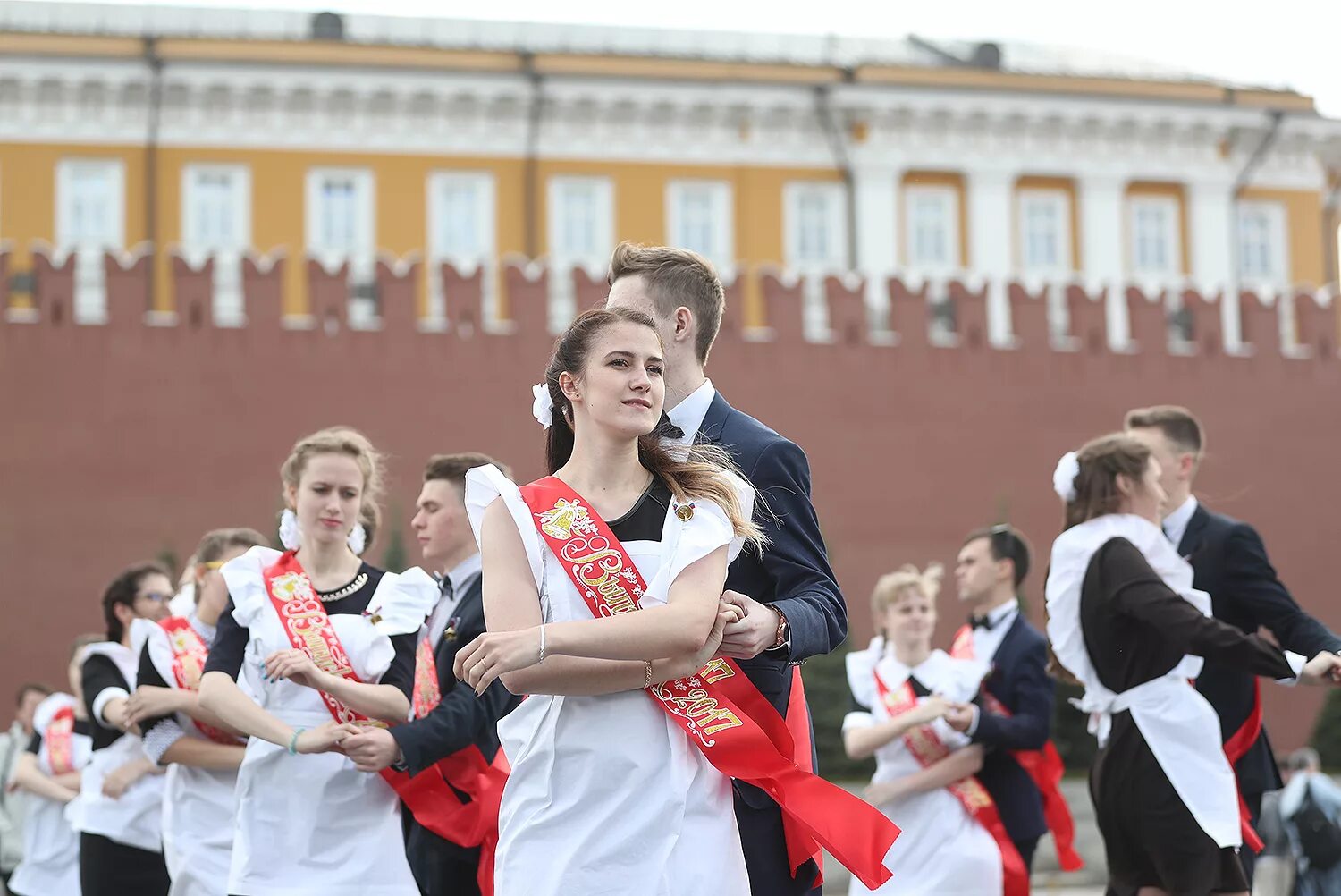 Выпускники школы. Последний звонок в школах Москвы. Школьный выпускной Москва. Выпускники школы Москвы. Выпускники школ россия