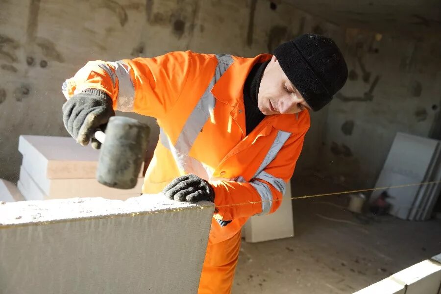 Требуется продавец вахтовым методом. Строитель-каменщик профессия. Каменщик вахта. Каменщиком в минске вахтовым методом. Профессия строитель.