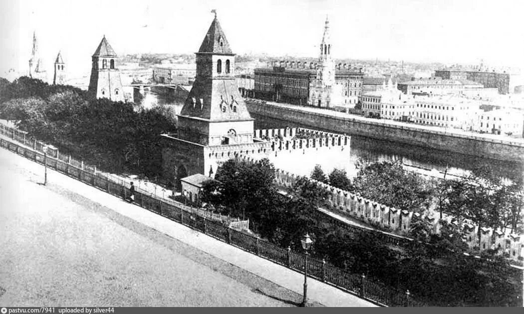 Тайницкая башня Кремля. Московский Кремль башни Кремля Тайницкая. Тайницкая башня Московского Кремля 15 век. Тайницкие ворота Московского Кремля