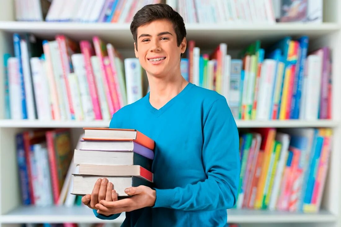 Reading players. Мужчина с книгой. Мужчина стоит с книгой. Man with book. Мужчина с книгой портрет.