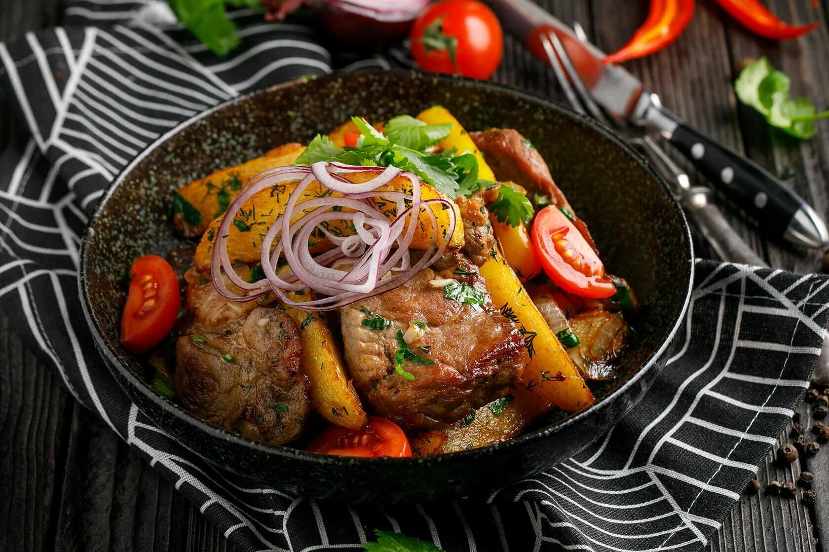 Хоспер рибай. Чашушули на кеци. Запеченное мясо ягненка с гарниром. Кухня блюда из мяса. Горячие блюда.