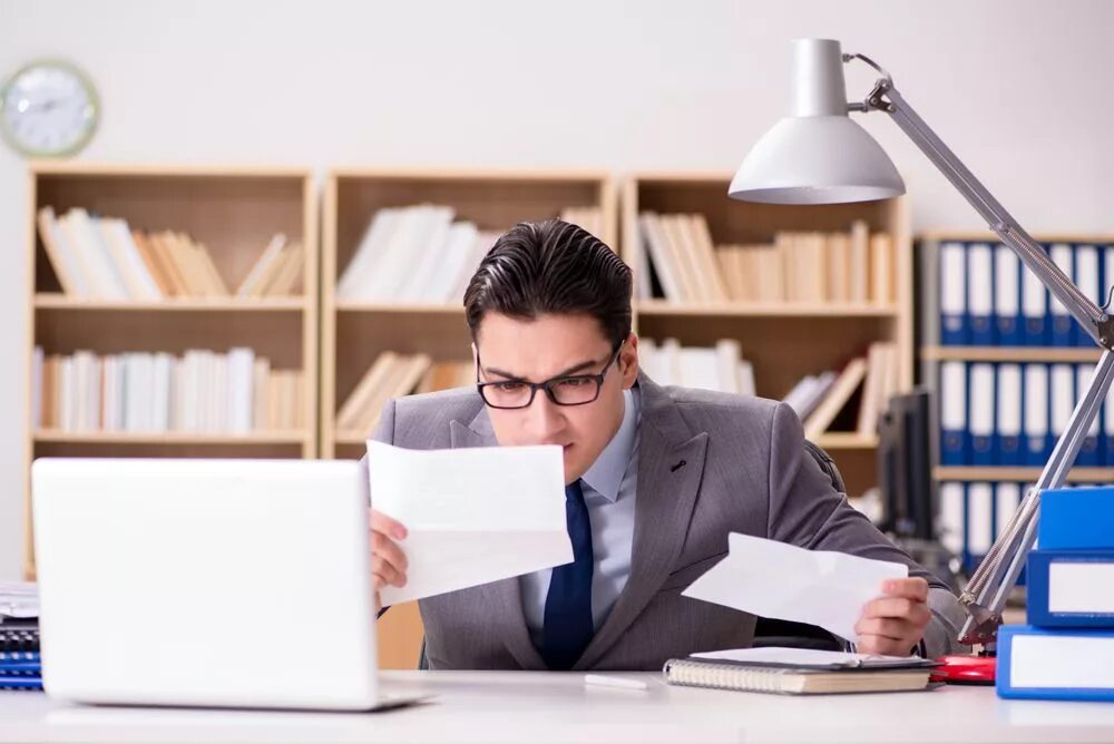 Парень с письмом в руках. Мужчина читает письмо. Человек получил письмо. Картинка офисное письмо. Человек получающий письмо.