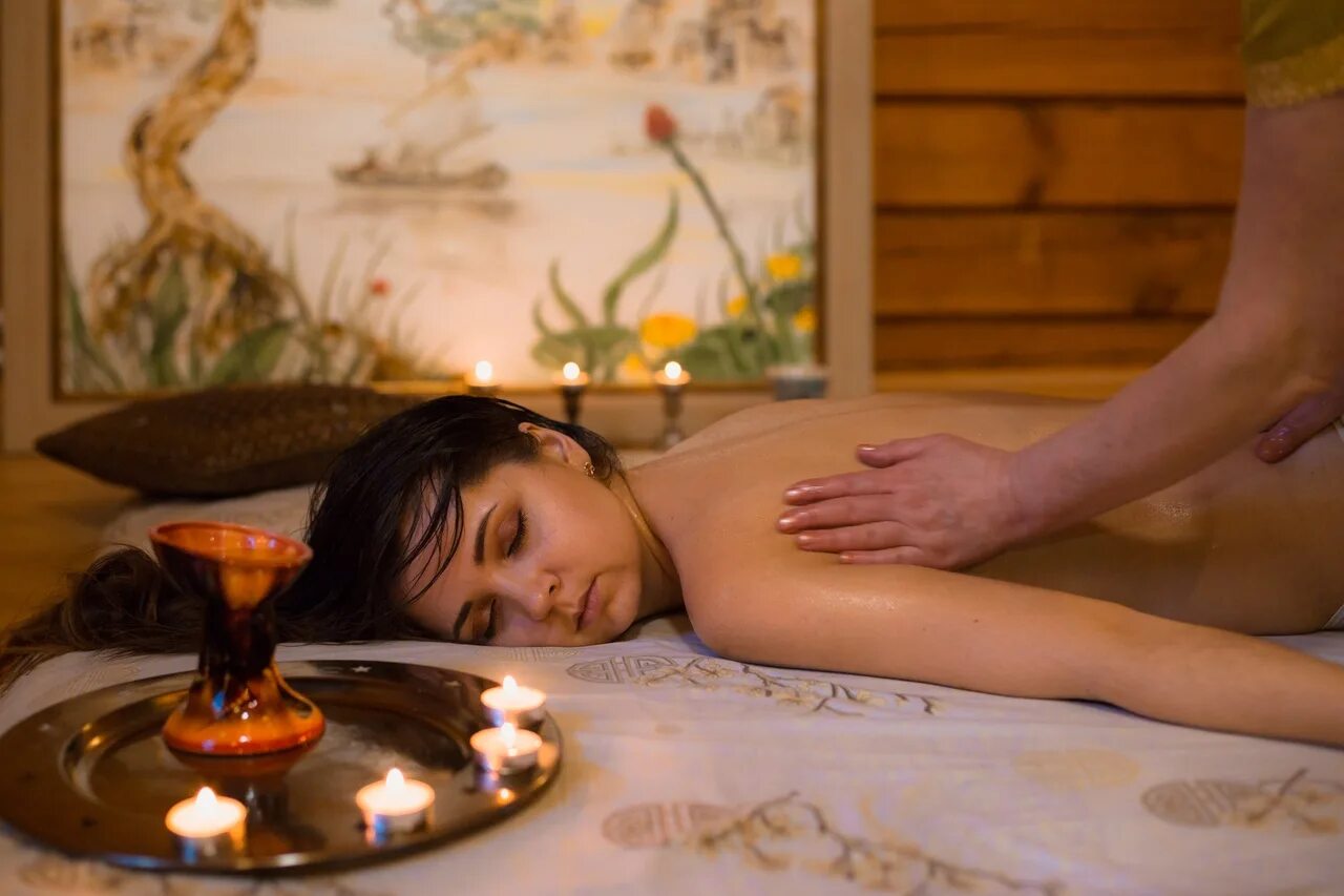 Пинда сведана массаж мешочками. Абхьянга аюрведический масляный. Массаж с русскими сюжетами. Массажист и клиент. Спа процедуры.