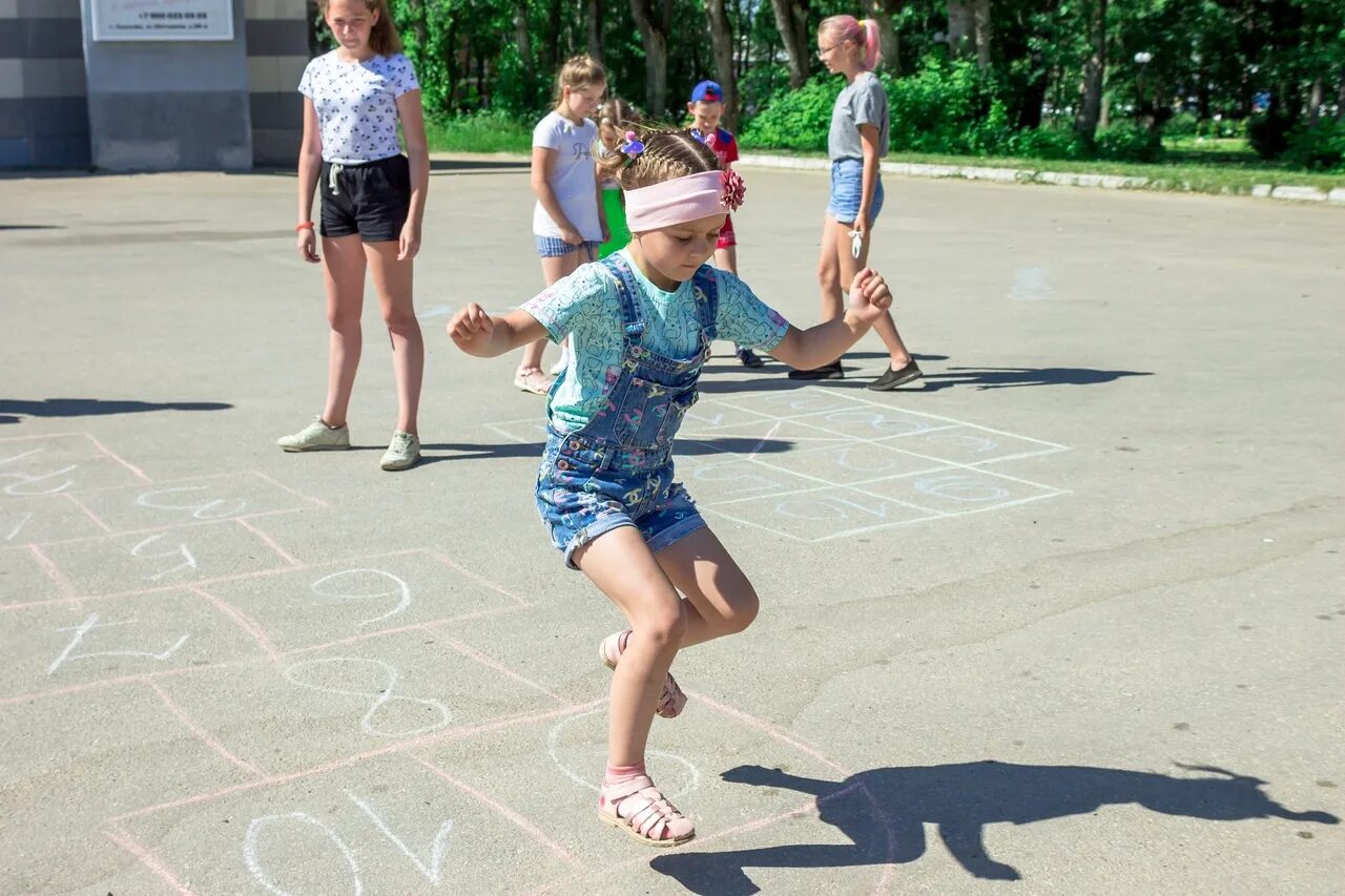 Игра детства в один. Дети улицы. Дети играют на улице. Летние дворовые игры. Игры детства.