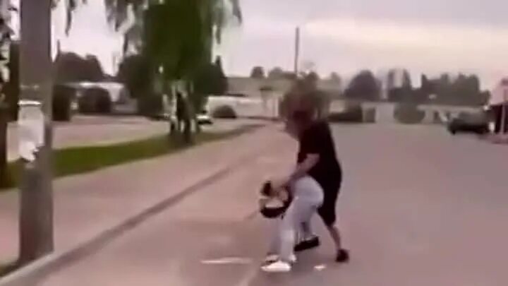 Девушка в лифте. Избил контролера метро. Девушка избивает девушку. Мужчина напал на девушку в метро. Школьники избивают девочку.