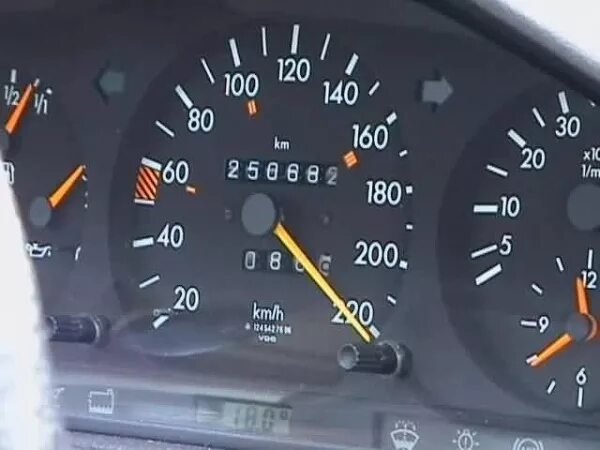 Мерседес е 500 спидометр. Спидометр 124 мерс. За рулем мерседес 124. Скорость 124. W124 максимальный спидометр.