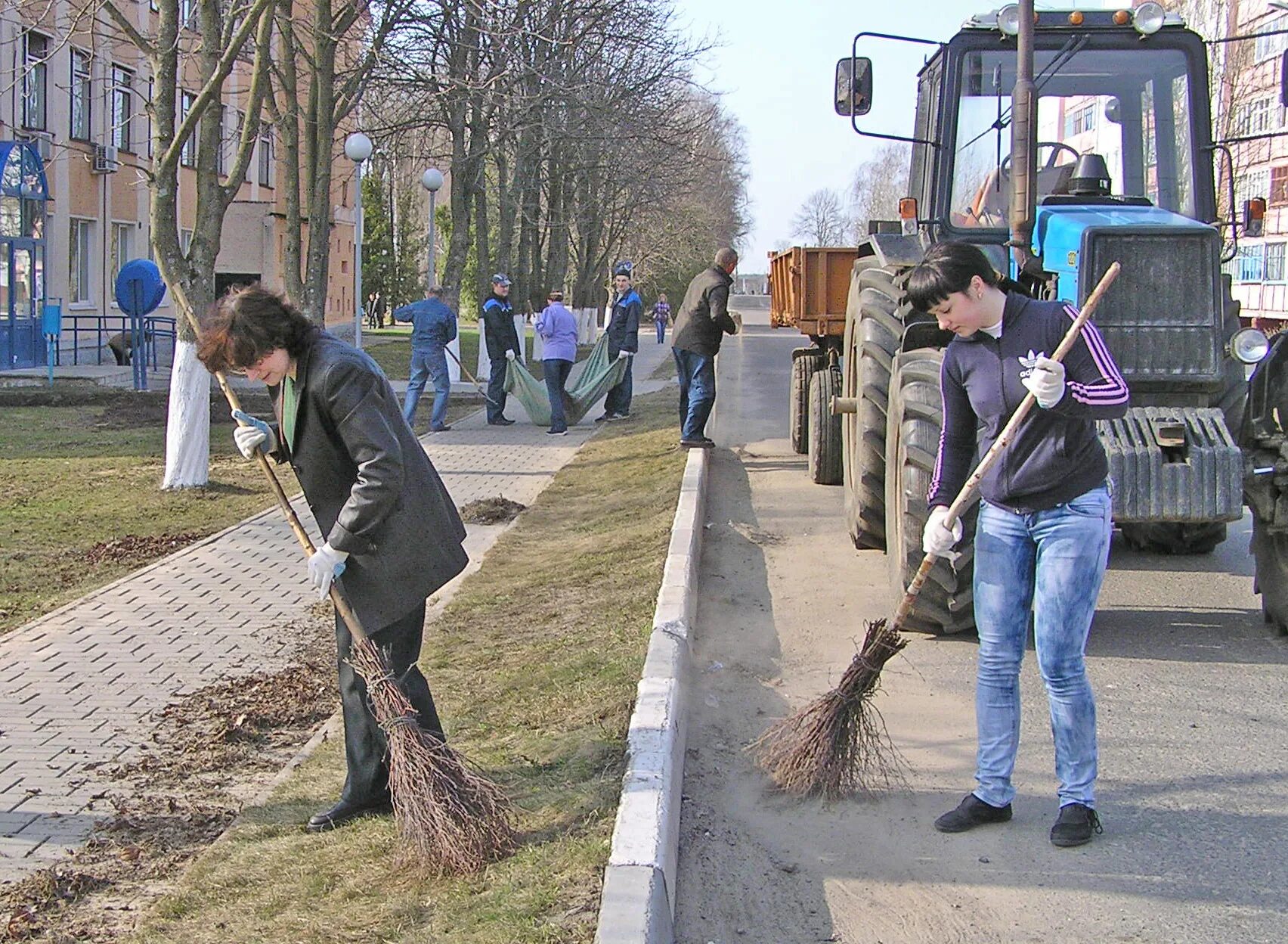 Уборка территории. Люди убирают улицы. Уборка улиц. Уборка города. Уборка территории проводится 1 раз