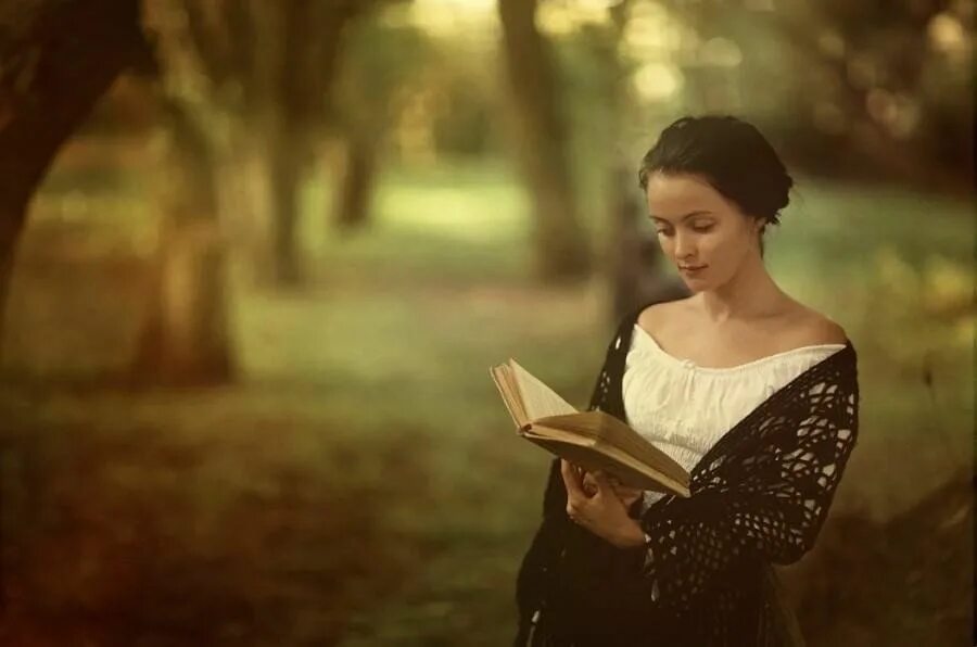Тургеневская девушка образ. Девушка с книгой. Тургеневская девушка портрет. Она никогда поэзия