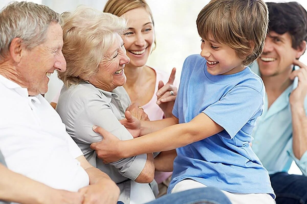 Семья. Родственникам на ближайшее время. Радостные дети и взрослые. Дружная семья. Забота о родителях.