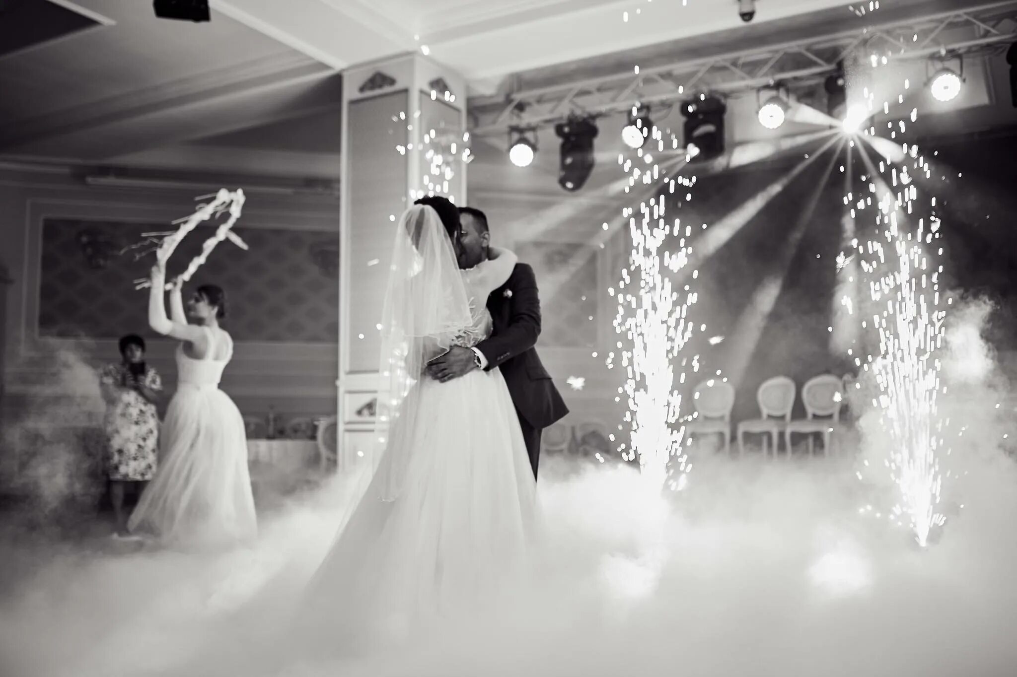 Свадебный танец молодоженов. Первый танец молодых на свадьбе. Свадебный танец в дыму. Спецэффекты для свадебного танца молодоженов.