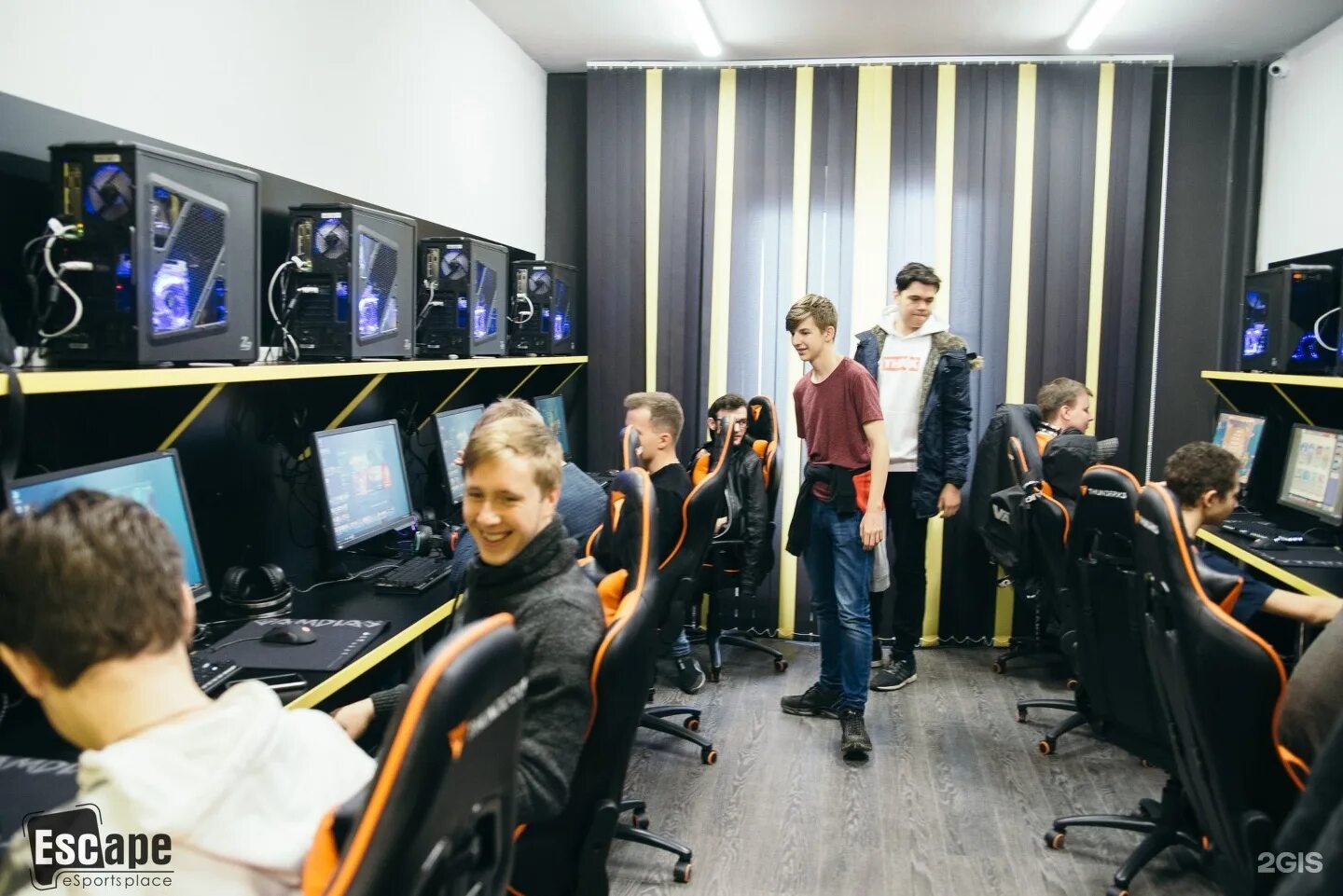 Игровые клубы отзывы. Escape Воронеж компьютерный клуб. Компьютерный зал. Компьютерный зал с людьми. Зал компьютерных игр.