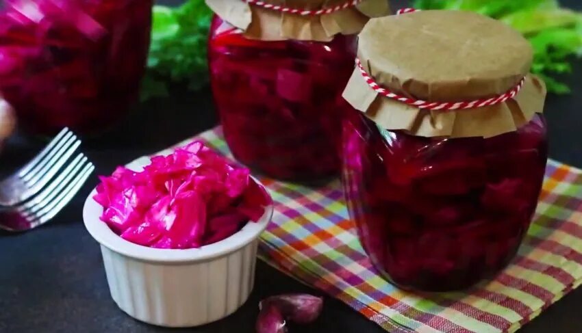 Капуста пелюстка со свеклой классический в банке. Пелюстка рецепт со свеклой в банке. Квашеная свекла. Капуста по-грузински со свеклой в банке. Пелюстка со свеклой.